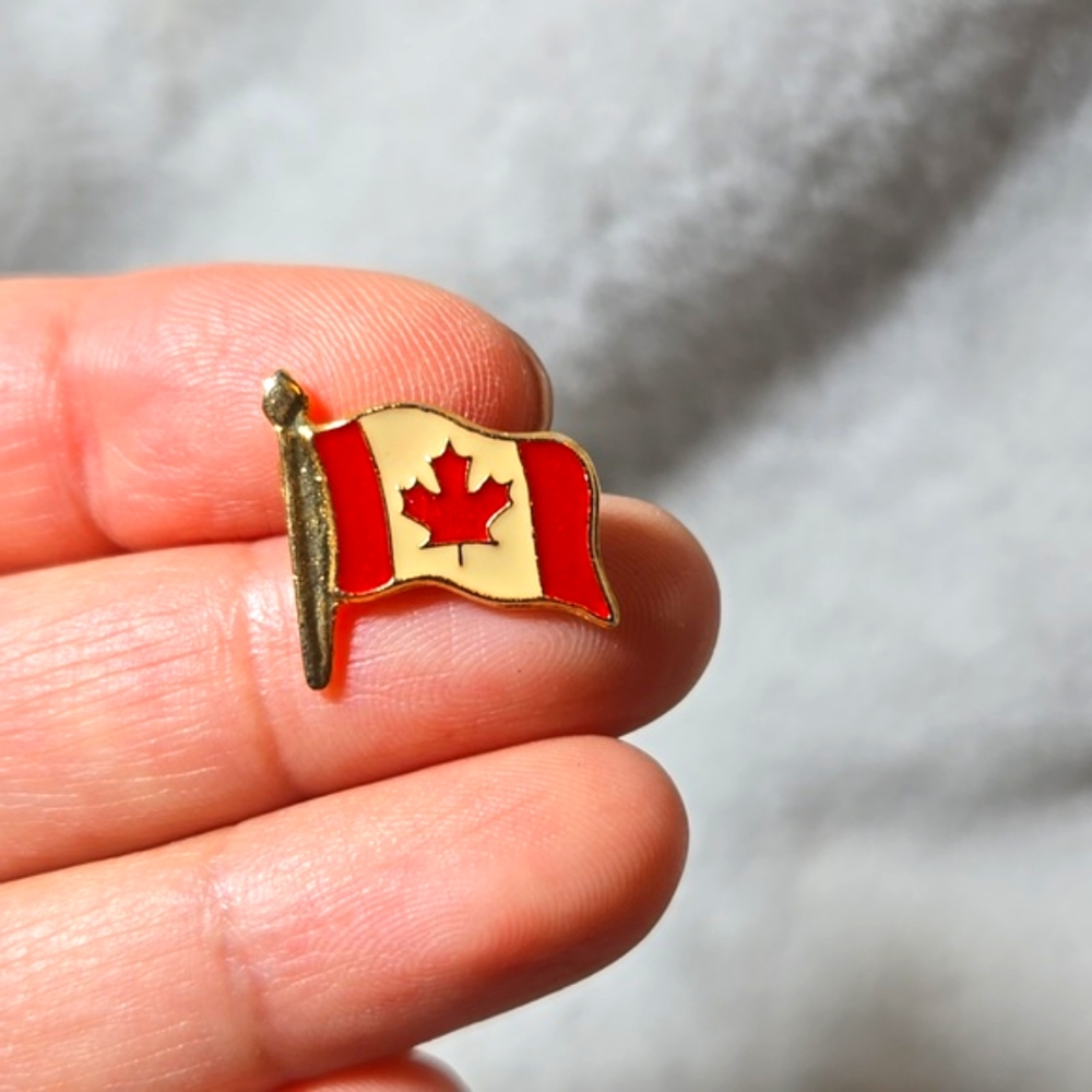 #425 Gold tone Canada flag pin - Picture 3 of 4